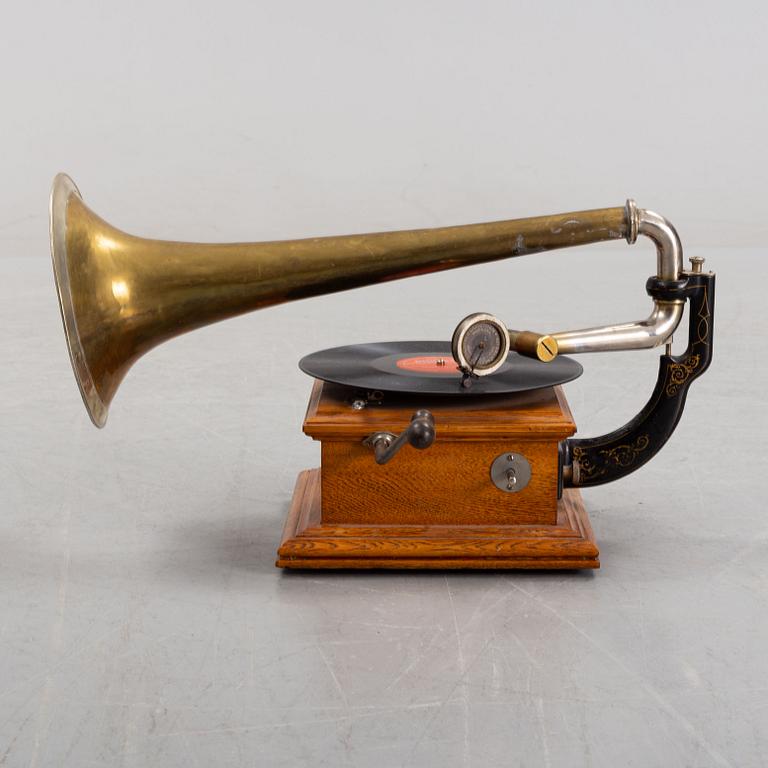 A phonograph, from around year 1900.