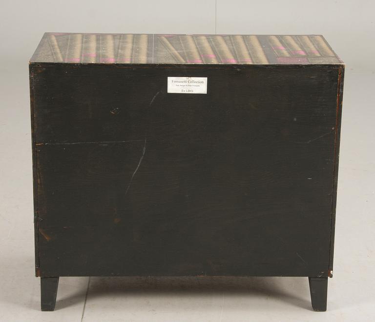 BYRÅ, med Fornasettitapet, 1900-tal, etikettmärkt.