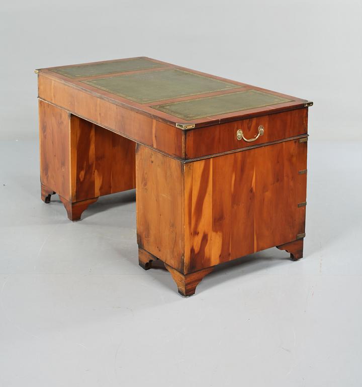 SKRIVBORD, engelsk stil, 1900-talets andra hälft.