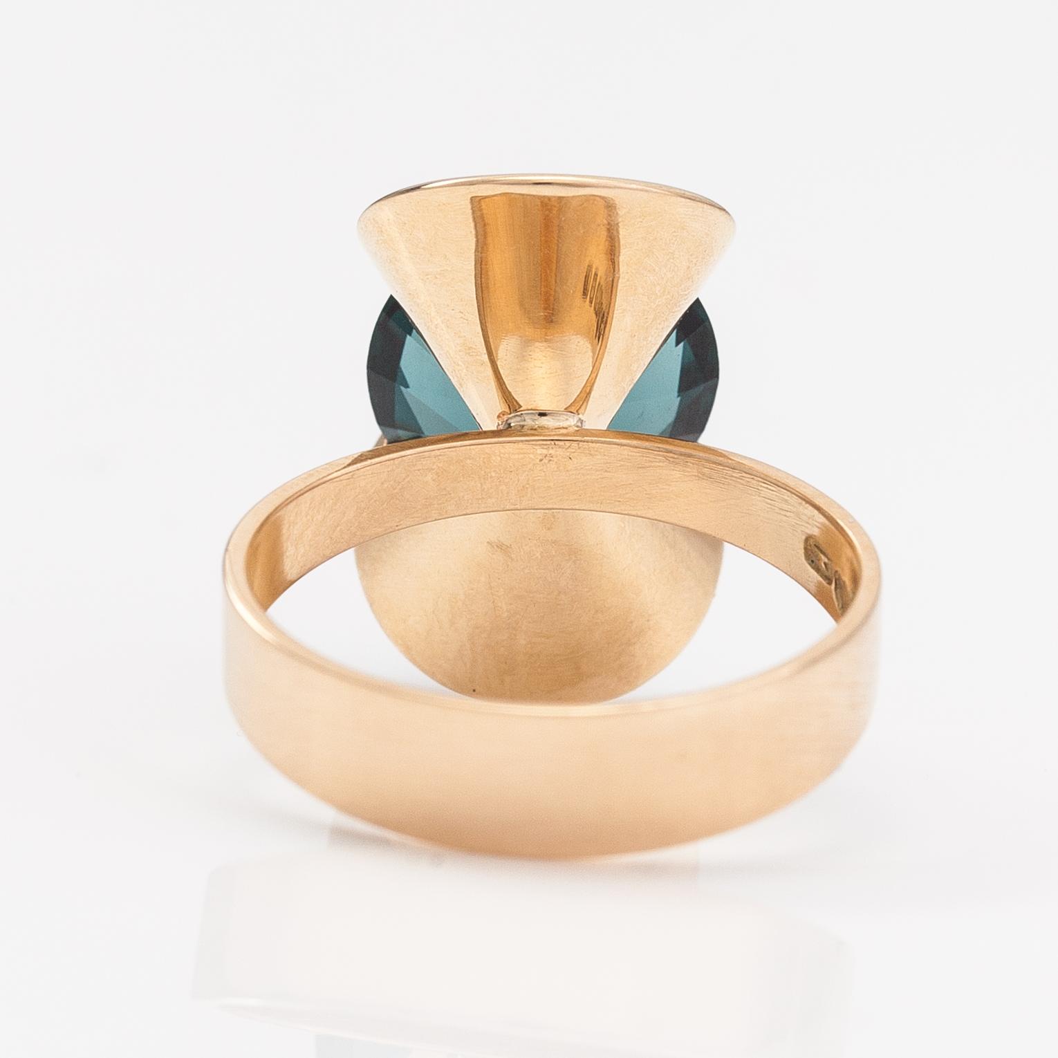 Elis Kauppi, A 14K gold ring with a synthetic spinelle. Kupittaan kulta, Turku 1972.