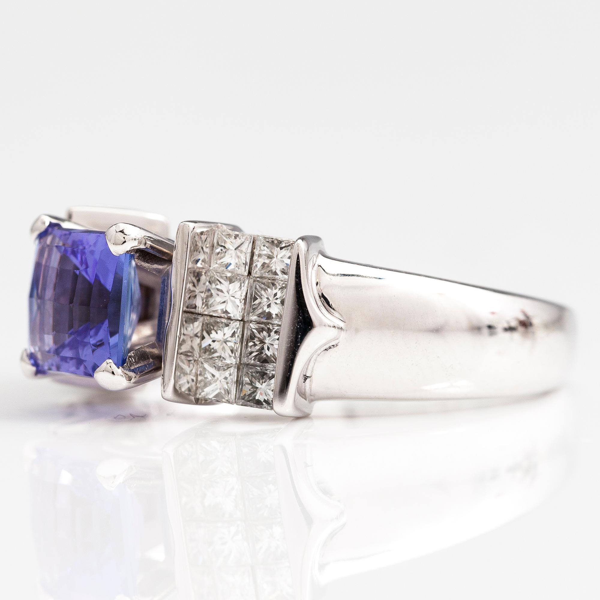 RING, 14K vitguld, tanzanit ca 2.76 ct, princesslipade diamanter ca 1.46 ct tot.