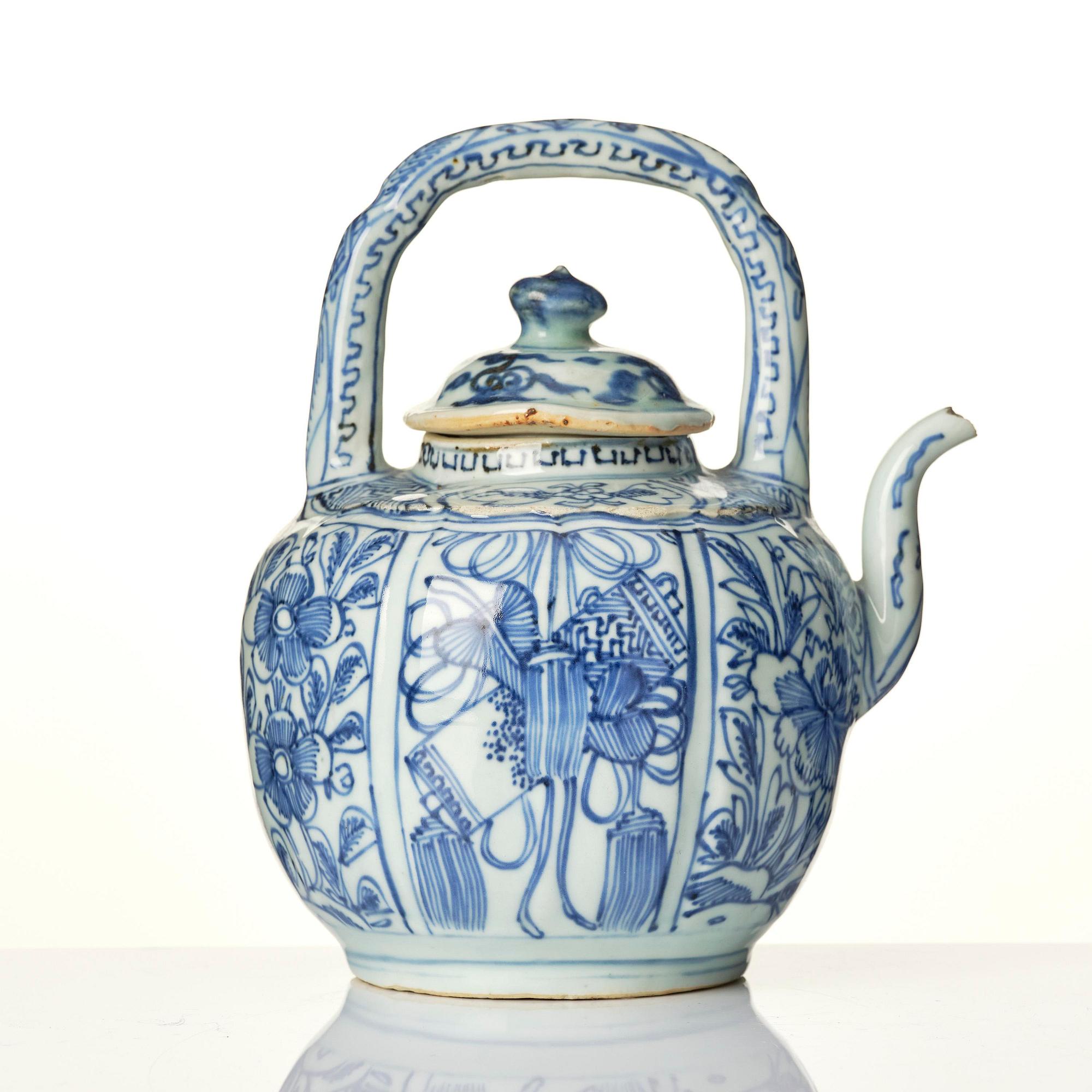A blue and white wine pot, Ming dynasty, Wanli (1572-1620).