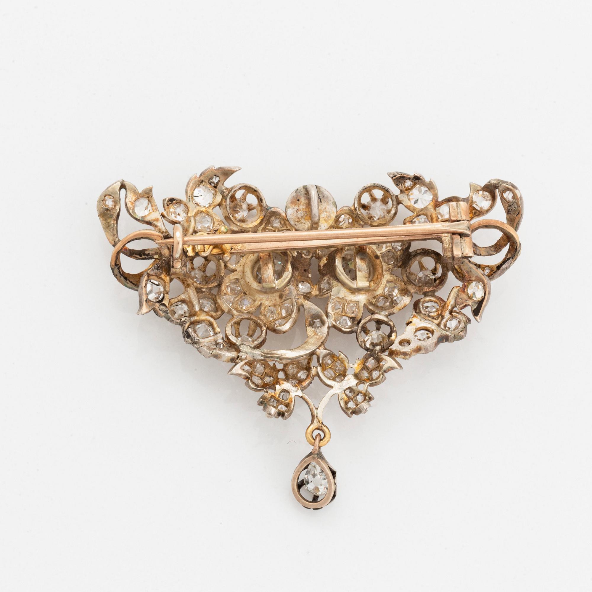 Brosch försilvrad med gammalslipade diamanter.