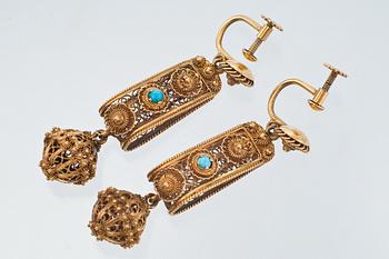 A BROOCH AND EARRINGS.