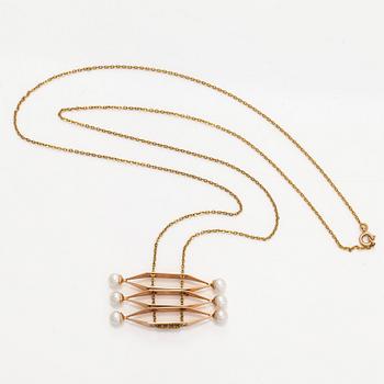 Elis Kauppi, a 14K gold pendant with cultured pearls, Kupittaan Kulta, Turku with an 18K gold chain.