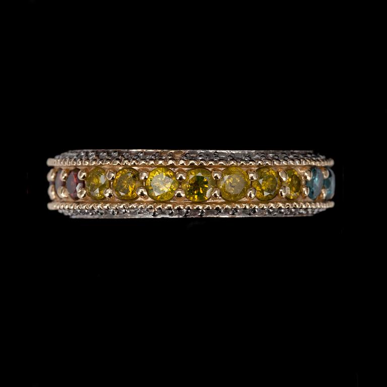 RING, guld 14K, färgade briljantslipade diamanter samt färglösa små diamanter. Vikt 6,4 g.