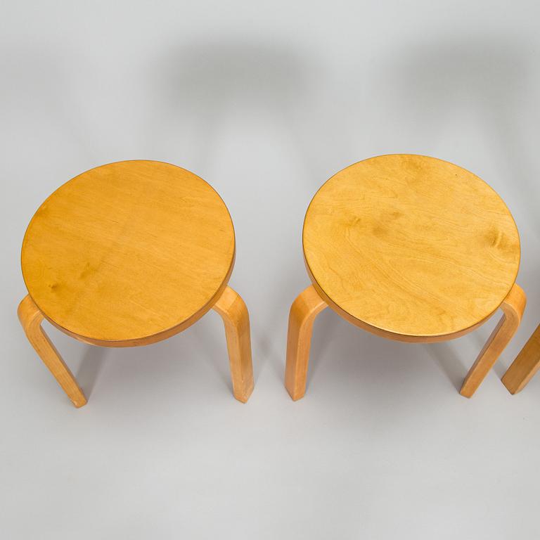 Alvar Aalto, jakkaroita, 4 kpl malli 60, O.Y. Huonekalu- ja Rakennustyötehdas A.B. 1900-luvun puoliväli.