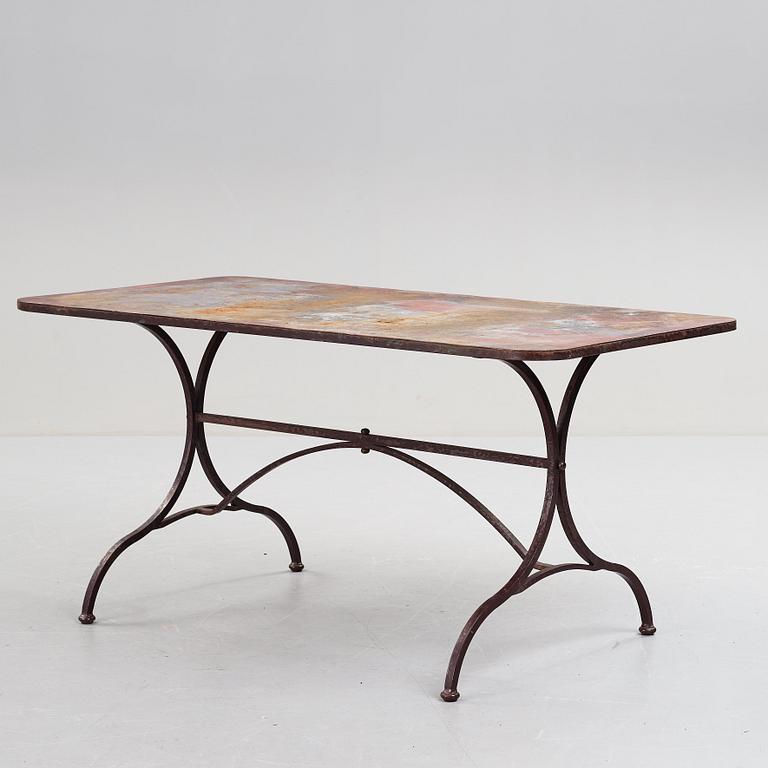 TRÄDGÅRDSMÖBLER, bestående av ett bord och stolar, 6 st, 1900-tal.