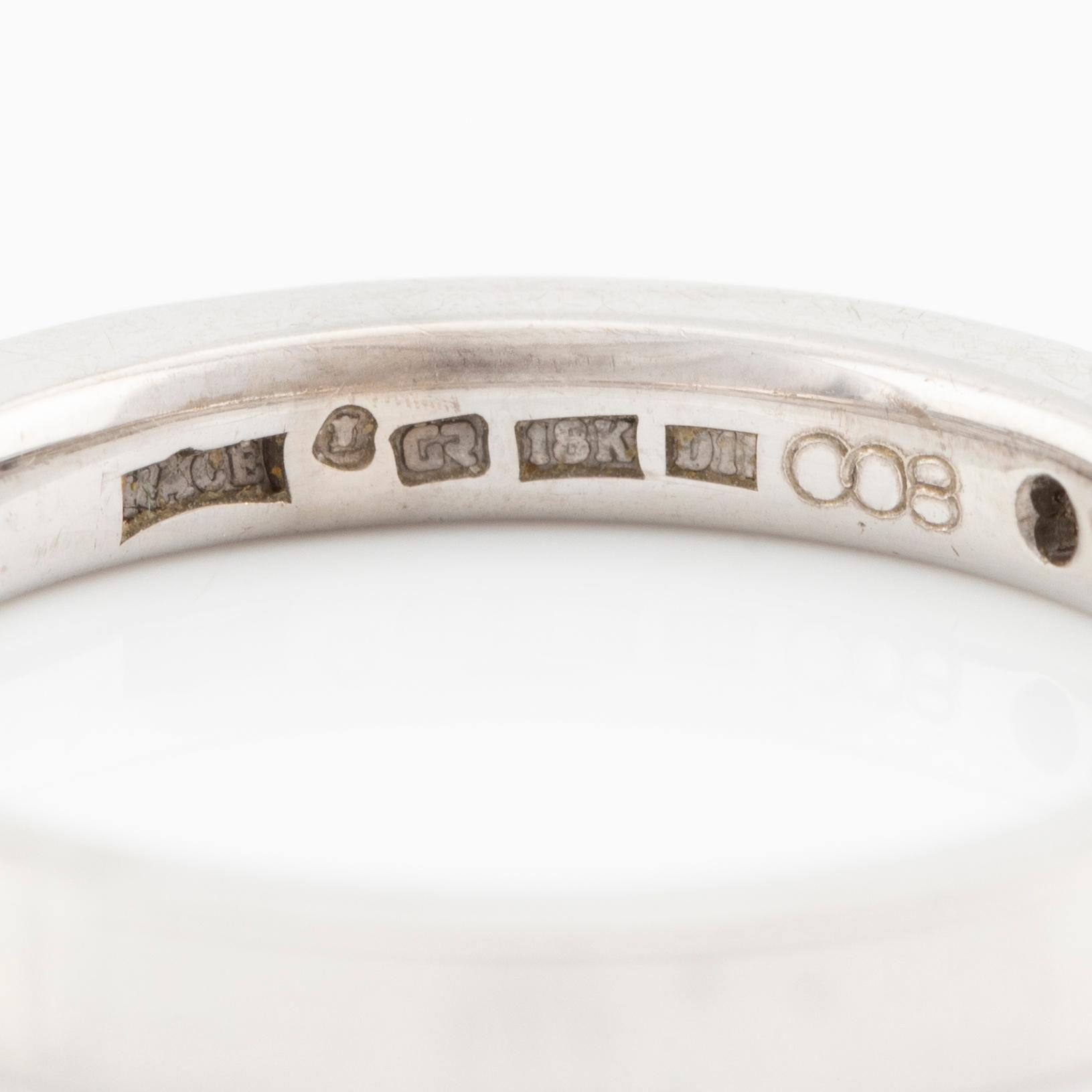 Ring 18K vitguld med prinsesslipade diamanter.