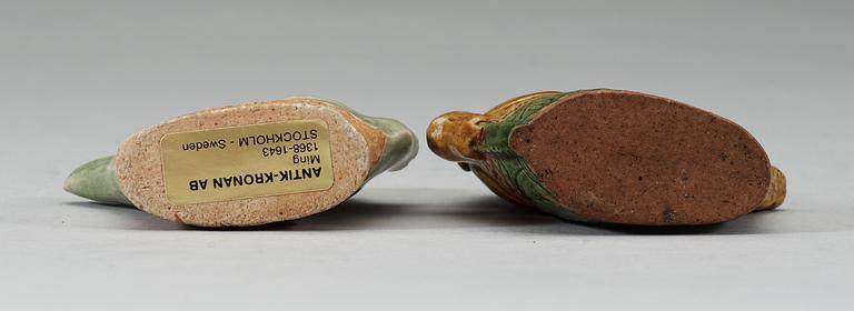 VATTENDROPPARE, två stycken, keramik. Qing dynastin, Kangxi (1662-1722).