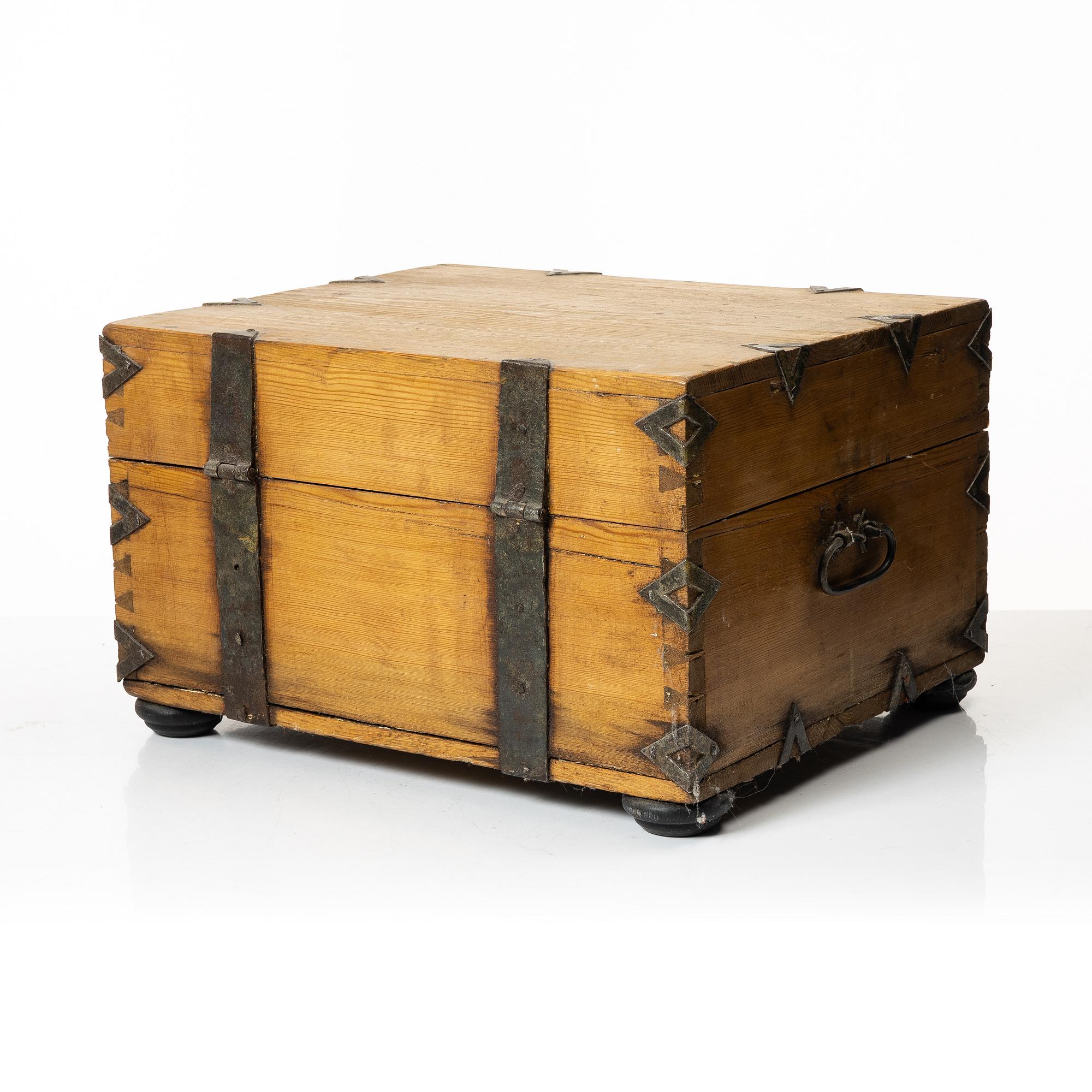 Casket with bottles, 19th century.