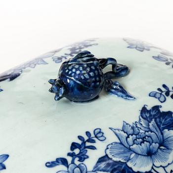 Terrin med lock, kompaniporslin, Kina, Qing dynastin, Qianlong 1736-95.