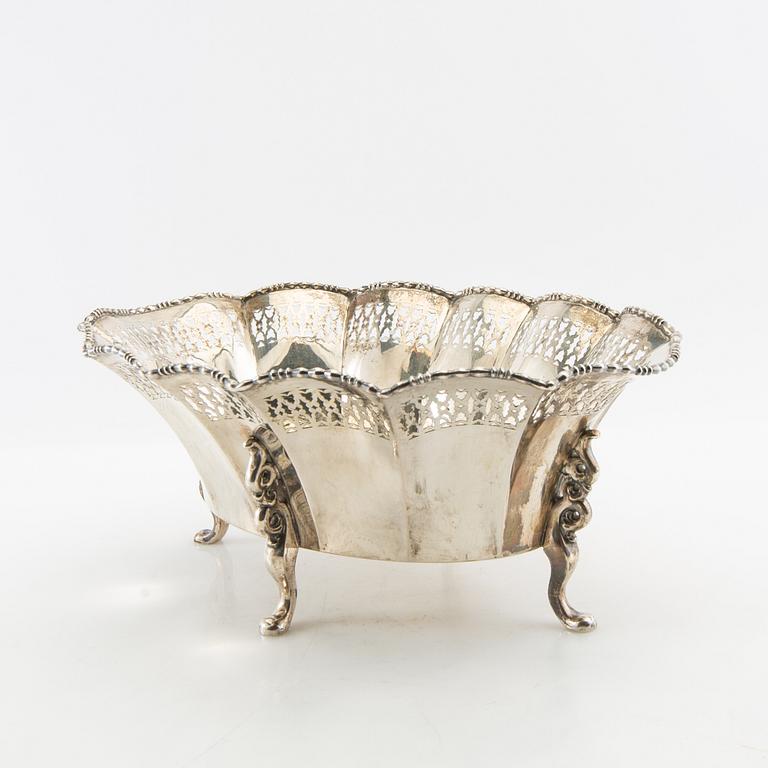 Jardinière/Bowl on foot, first half of the 20th century, silver.