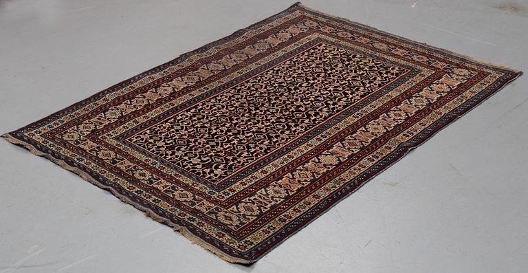Matta, antik/semiantik Shirvan sannolikt, ca 178-180 x 125-129,5 cm (kortsidorna inklusive 2-2,5 cm "slätväv"),