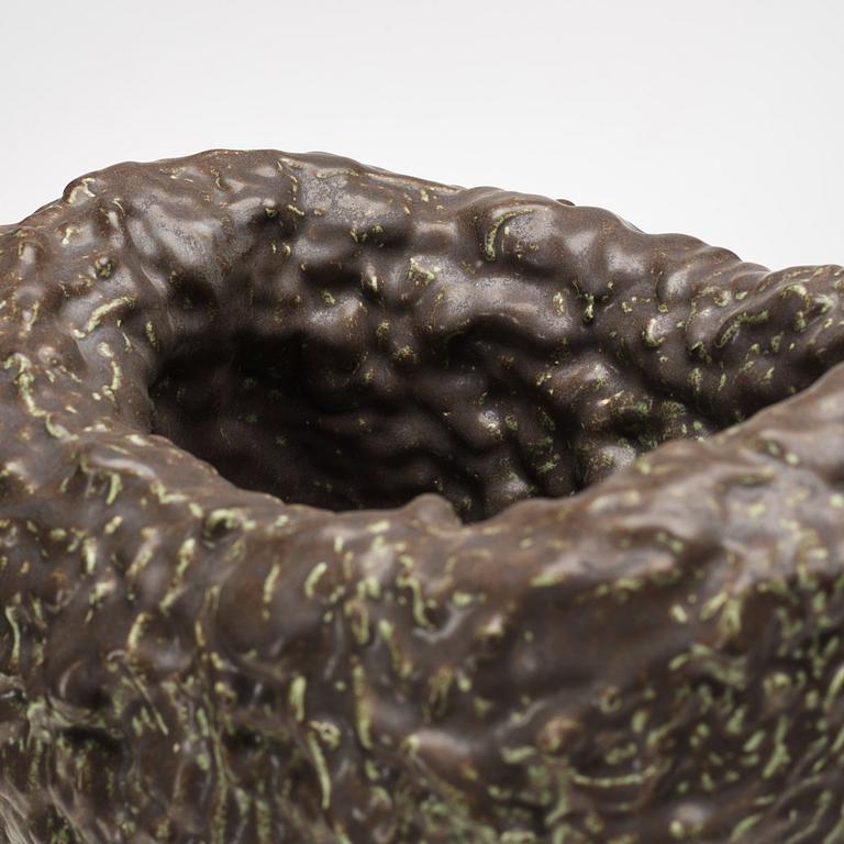 Mårten Medbo, vas, signerad och daterad 2001.