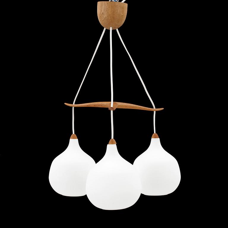 TAKLAMPA, Uno och Östen Kristiansson, Luxus, Vittsjö. Modellen formgiven 1952. Höjd ca  60 cm.