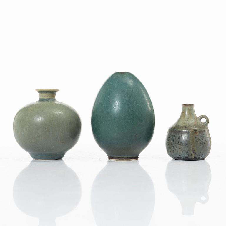 Miniatyrer, tre stycken, stengods, Berndt Friberg och Carl-Harry Stålhane, Gustavsberg respektive Rörstrand.