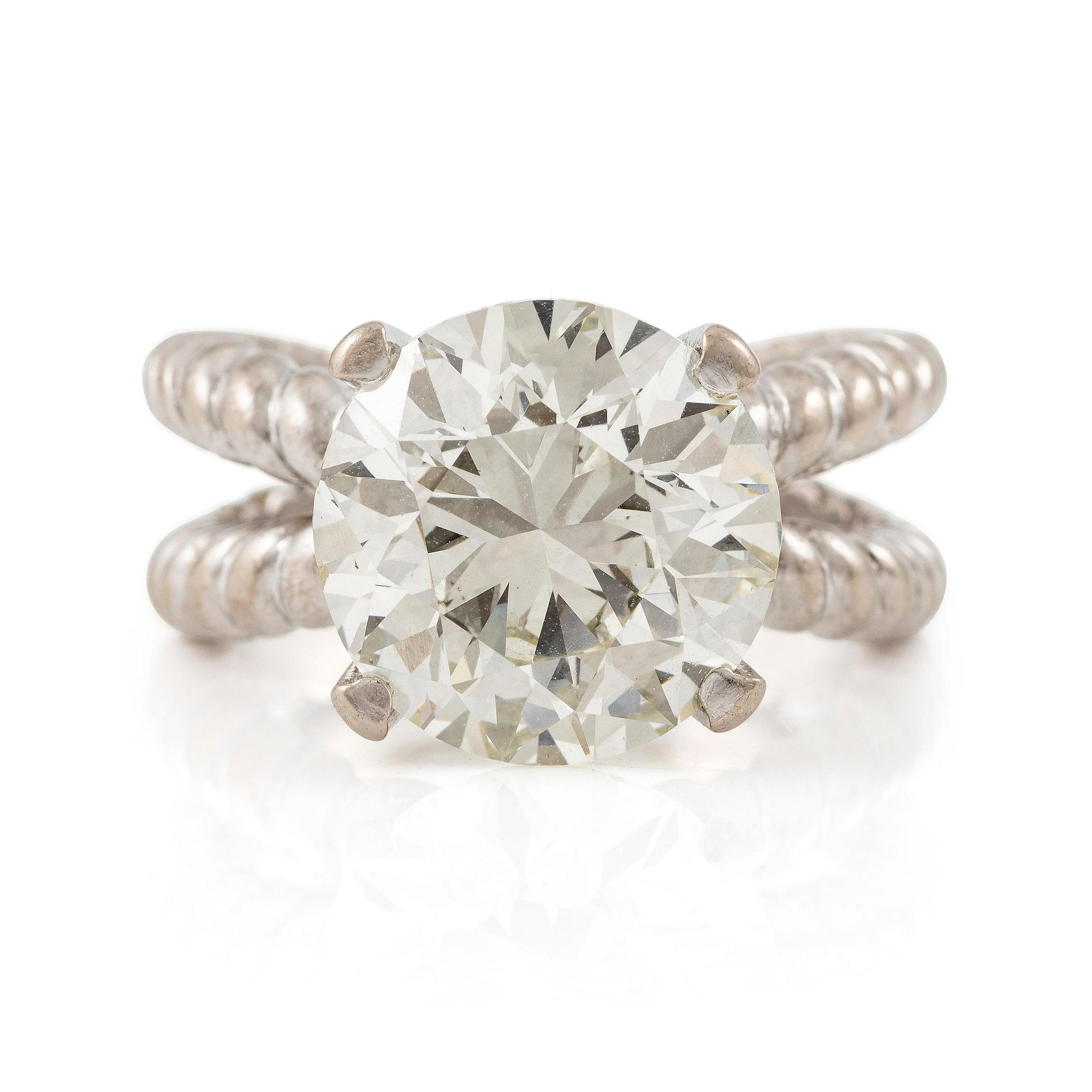 A platinum ring set with a round brilliant-cut diamond ca 7.15 cts.