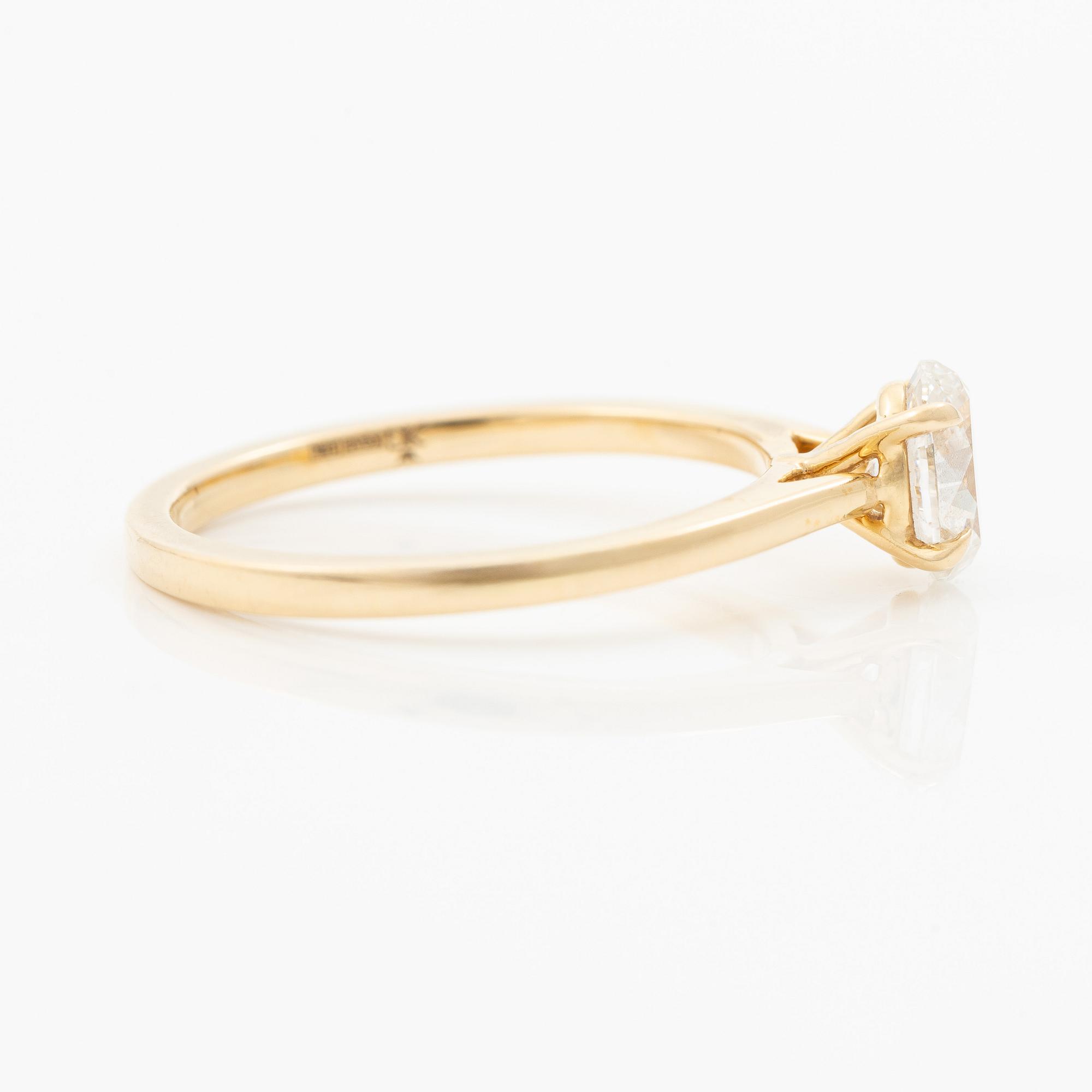Ring 18K guld med ovalslipad diamant 0.72 ct, medföljande GIA dossier.