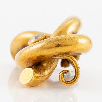 Brooch 14K gold with an old-cut diamond.