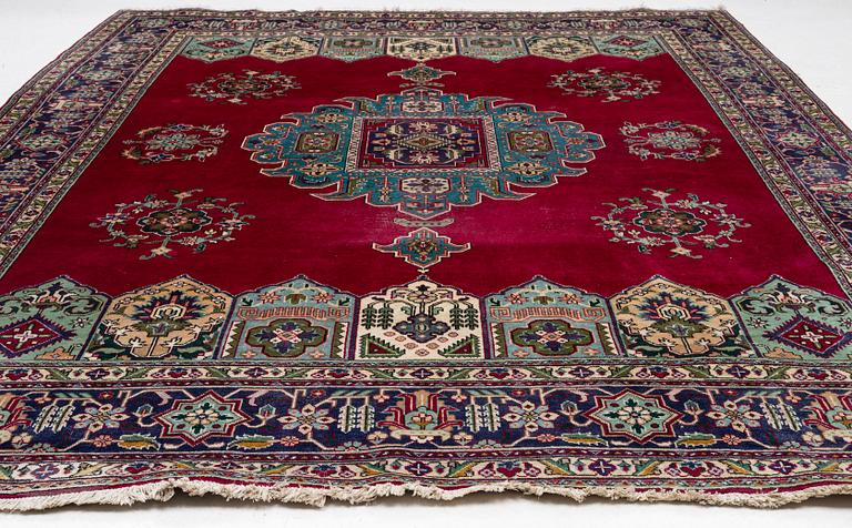 Carpet, Tabriz. Approx. 392 x 295 cm.