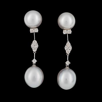 185. EARRINGS, cultured South Sea pearls and brilliant cut diamonds, tot. 0.75 cts.