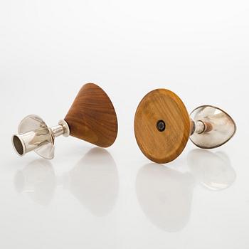 Anna-Greta Eker, ljusstakar, ett par, silver och mahogny, Auran Kultaseppä, Åbo 1961.