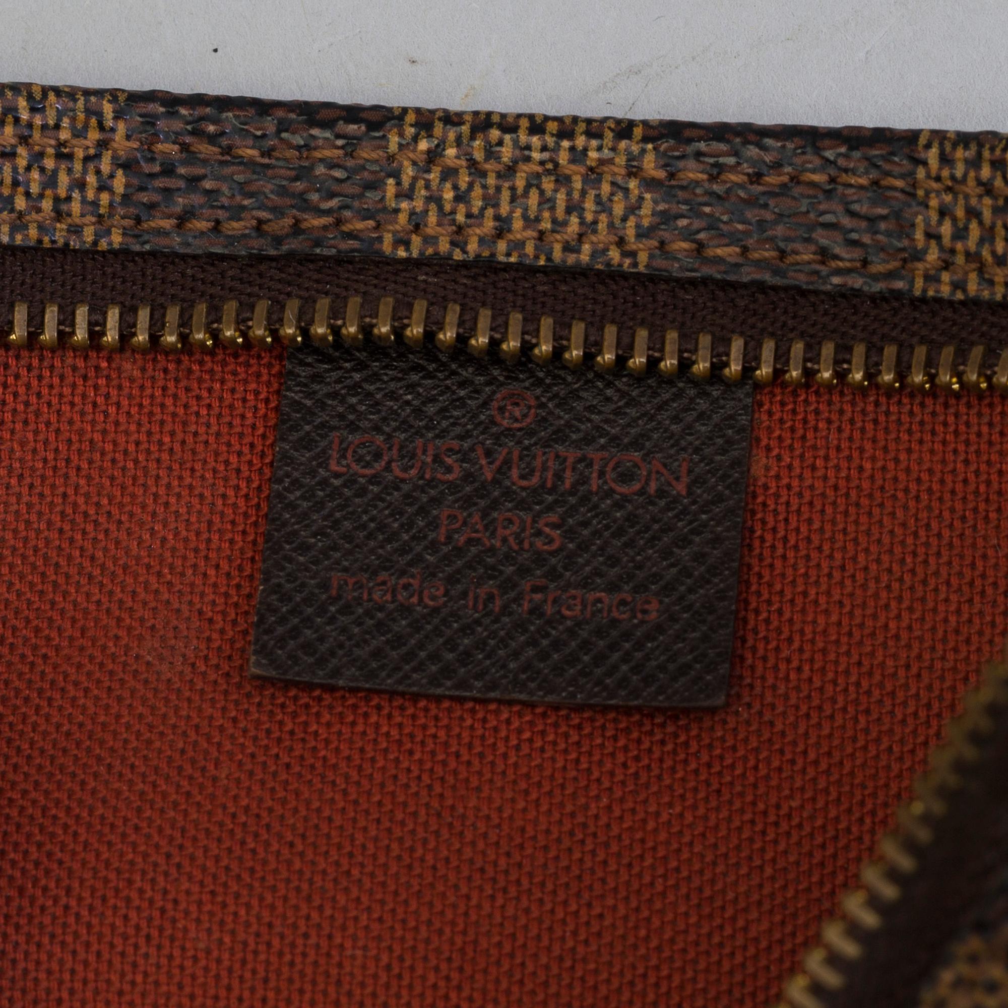LOUIS VUITTON, a Damier Ebène hand bag.