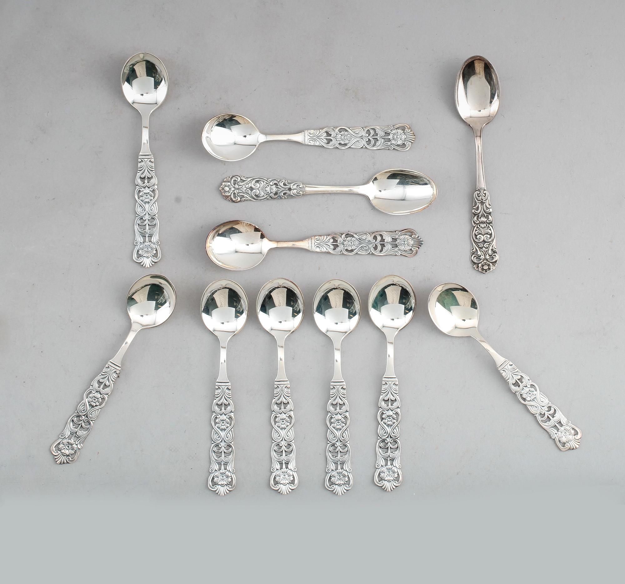 MOCKASKEDAR, 34 delar (19+15), silver, bl a Valdres, GAB, 1900-talets andra hälft. Total vikt ca 322 g.