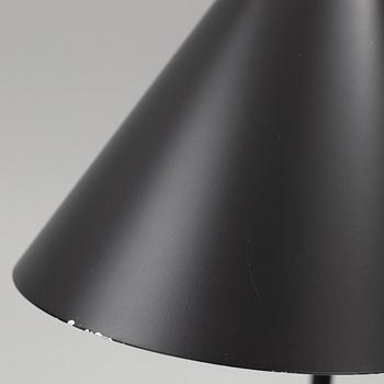 Arne Jacobsen, golvlampa, "AJ", Louis Poulsen, Danmark.
