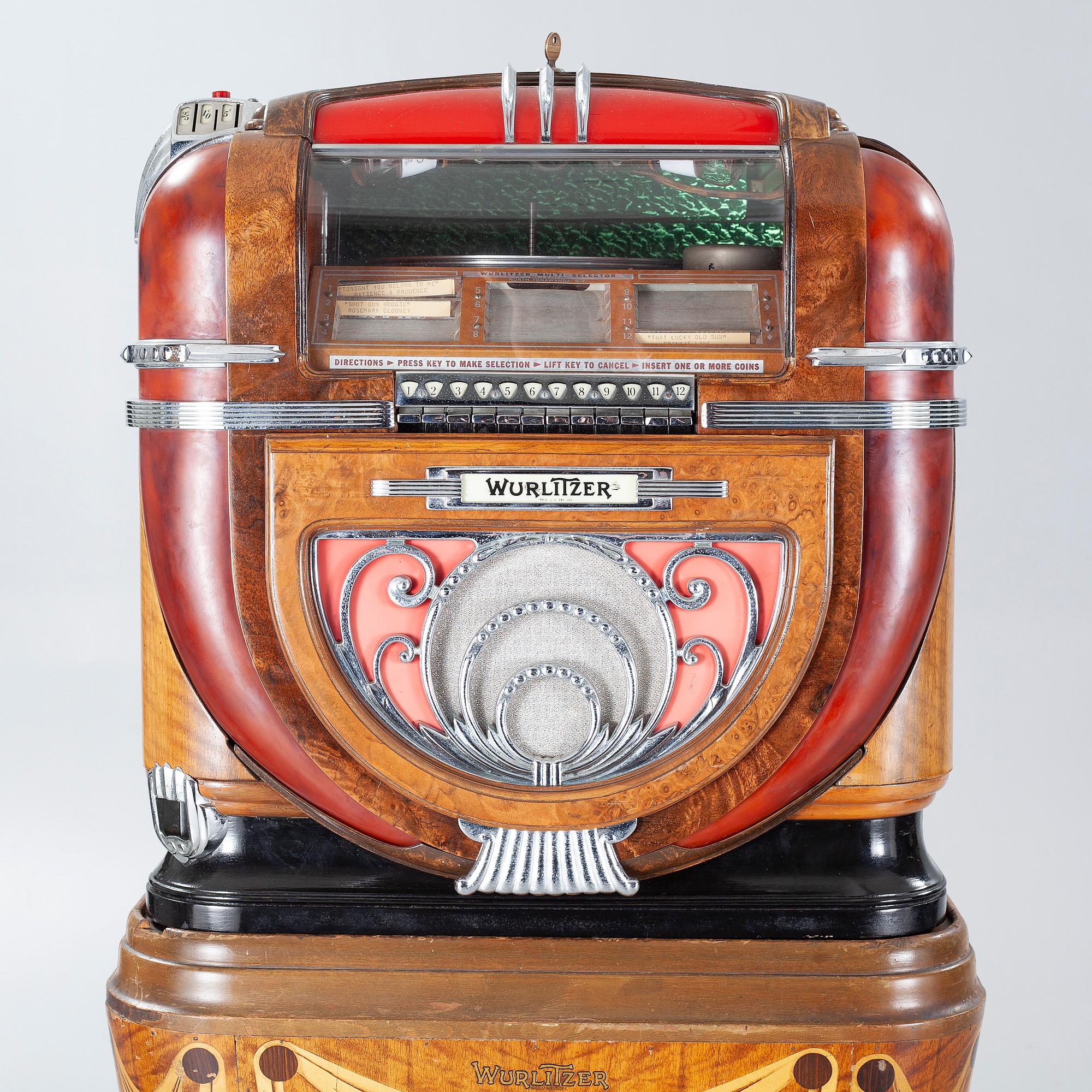 JUKEBOX, Wurlitzer Model 81, on original wooden stand "Mae West".