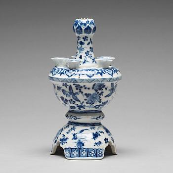 962. A blue and white tulip vase, Qing dynasty, 19th Century.