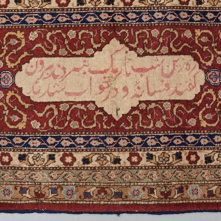 A CARPET, a semi-antique Tabriz, ca 466 x 328,5 cm.