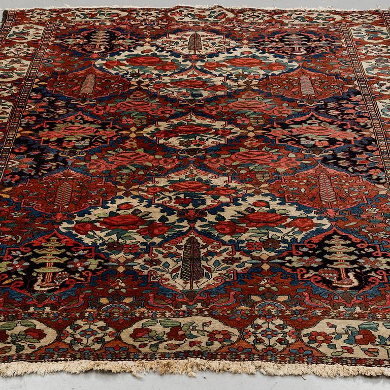 A CARPET, semi-antique Bakhtiari, around 314 x 212 cm.