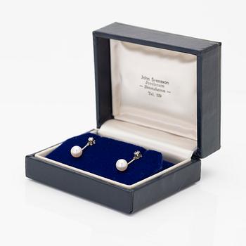 18K white gold earrings with cultured pearls and diamonds.