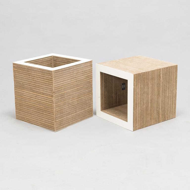 Frank Gehry, "Cube", 2 kpl, Easy Edge -sarja, Vitra. Sarja muotoiltu 1972.