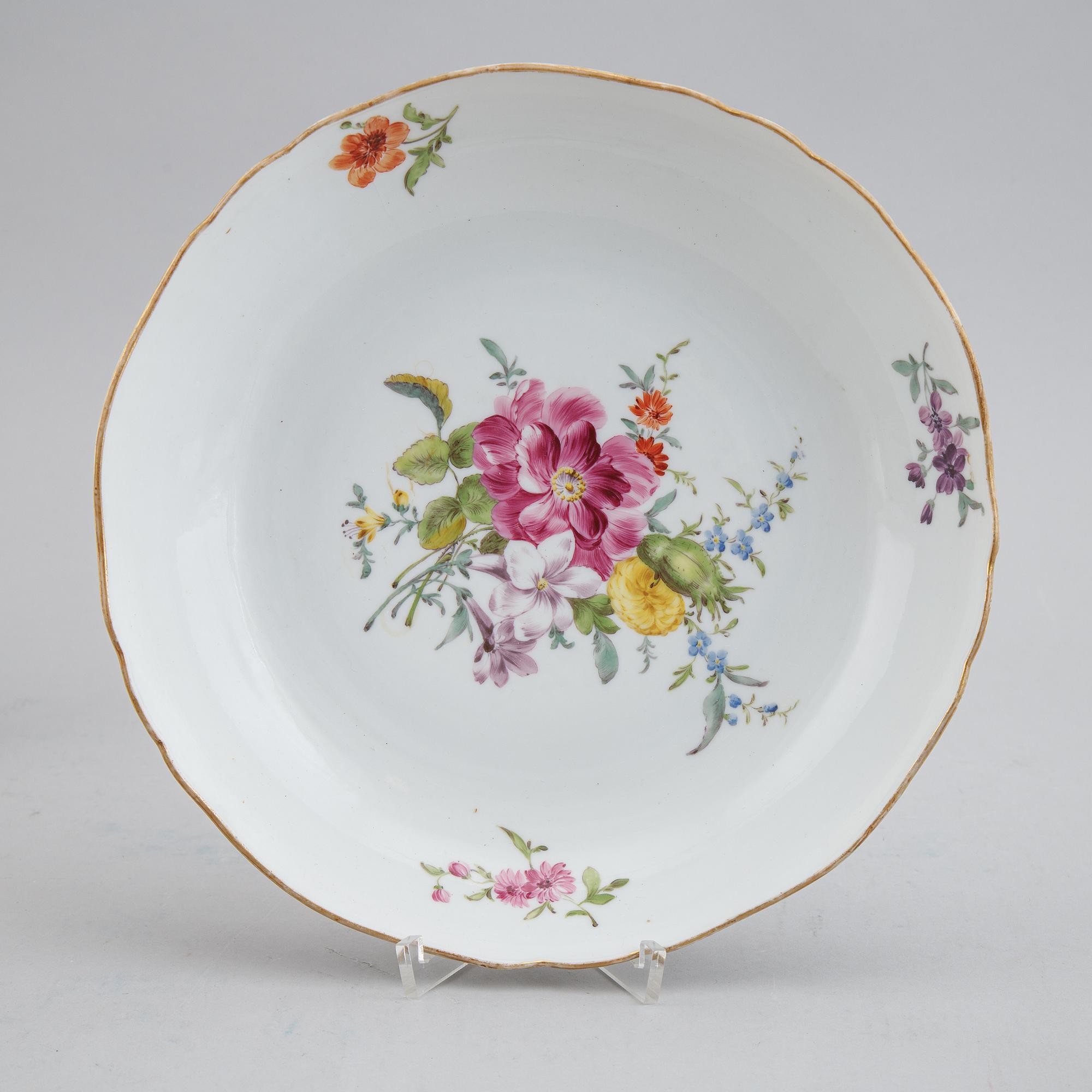 A group of 17 porcelain dishes. Meissen, punktzeit (1756-1773) and Marcolinis period (1774-1814).