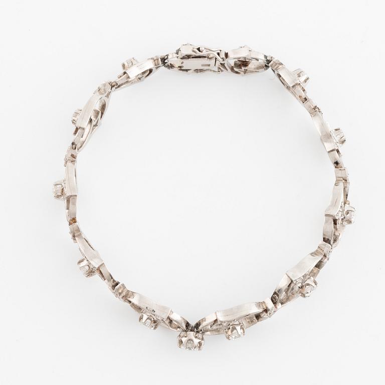 A bracelet set with round brilliant- and eight-cut diamonds.