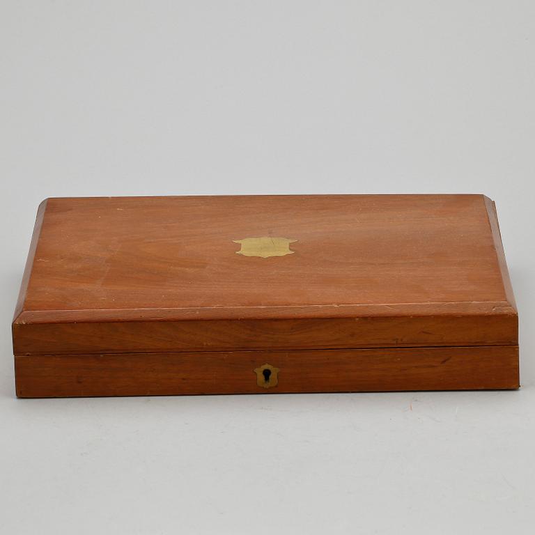 FISKBESTICK, 24 delar, pläter, Lee & Wigfull, Sheffield, England, omkring år 1900.