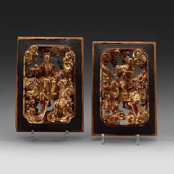 Two wooden carwings in red laquer and with gilding, late Qing dynasty.