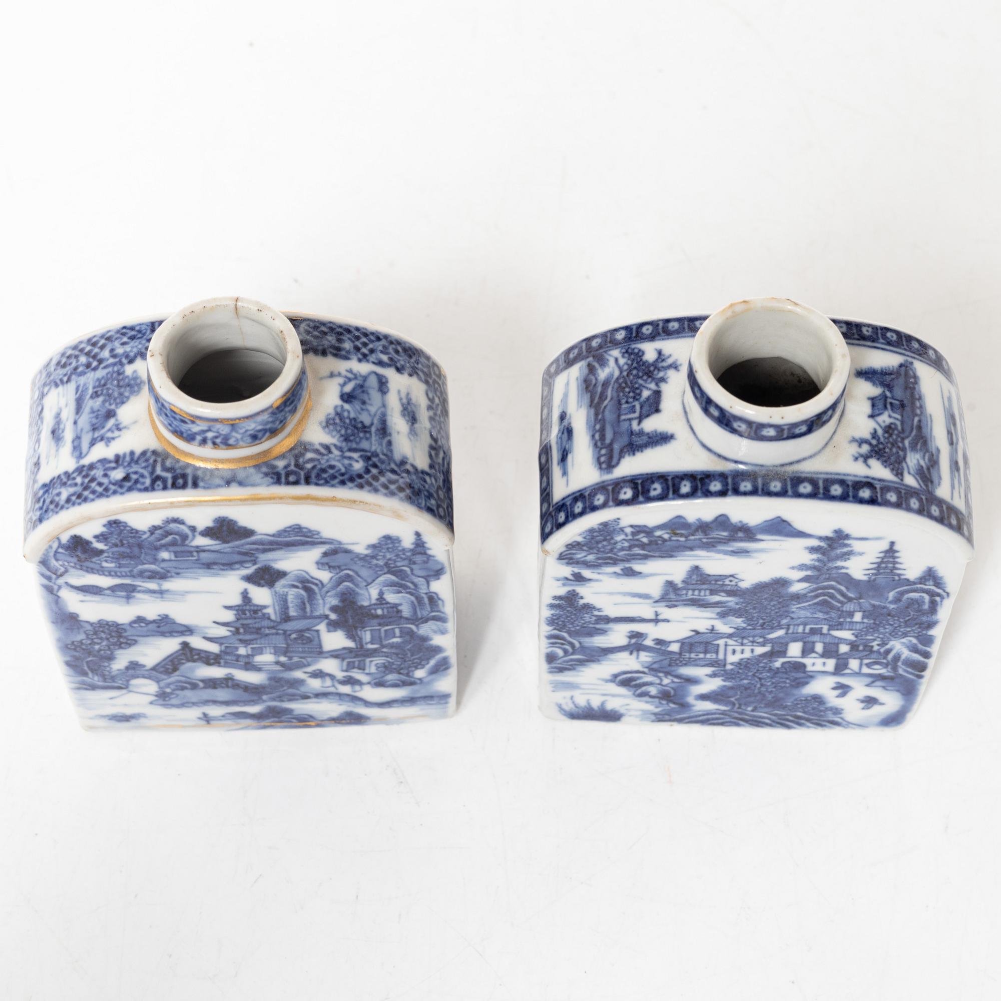 Tedosor, 2 st samt kopp med fat, kompaniporslin, Kina, omkring 1800.