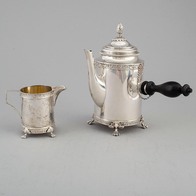 KAFFEKANNA samt GRÄDDKANNA, silver. Bl a K Andersson, Stockholm 1910.