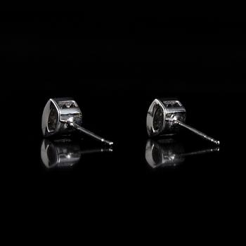 ÖRHÄNGEN, 14K vitguld, 24 x 0,01 ct, 1900-talets slut. Vikt 1,6 g.