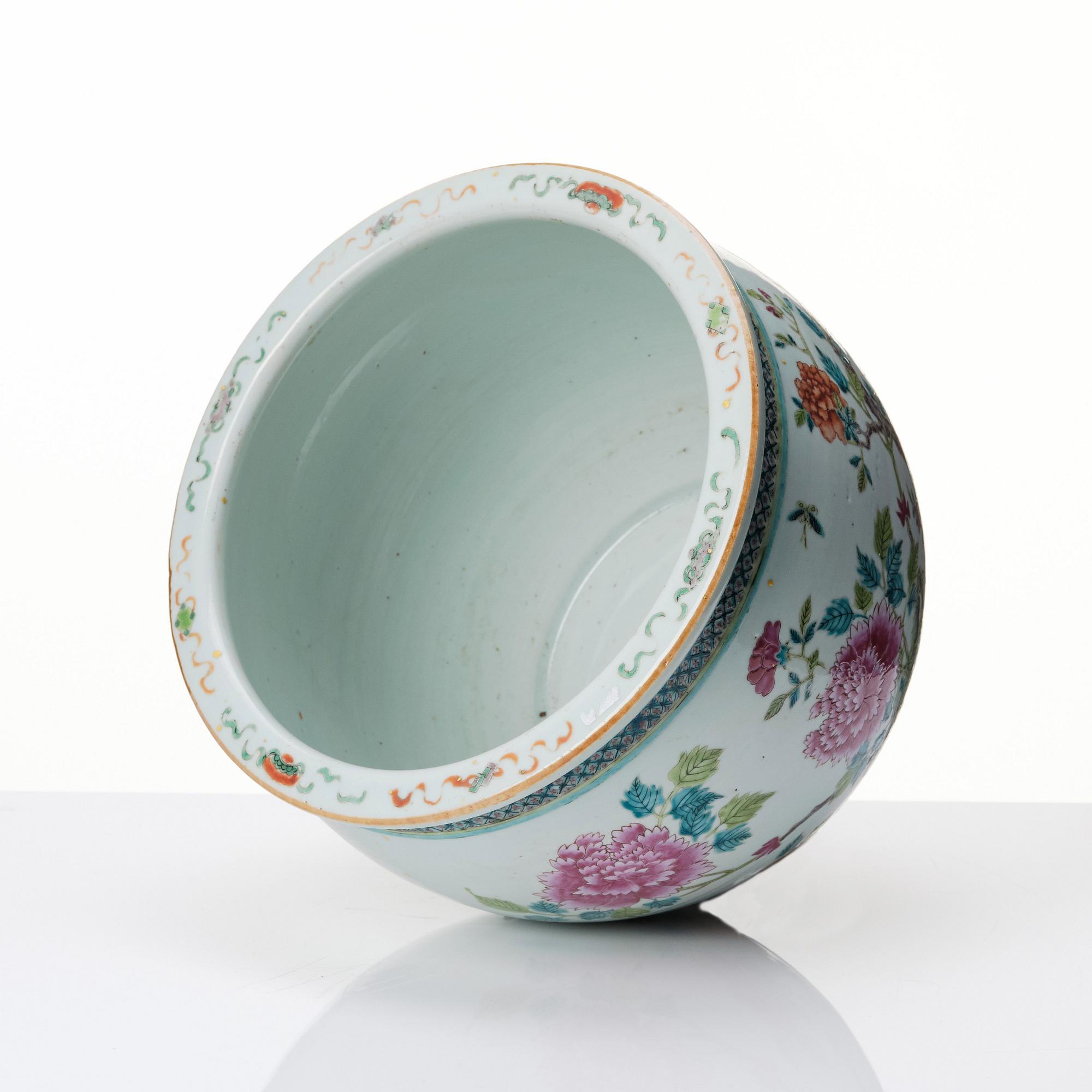 A famille rose flower pot, Qing dynasty, circa 1900.