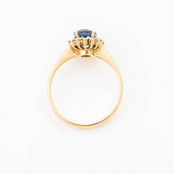 Ring, cluster, 18K gold with sapphire and brilliant-cut diamonds.
