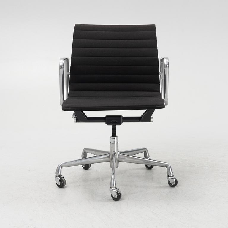 Charles & Ray Eames, skrivbordsstol, "EA 335", Norman Miller 1997.