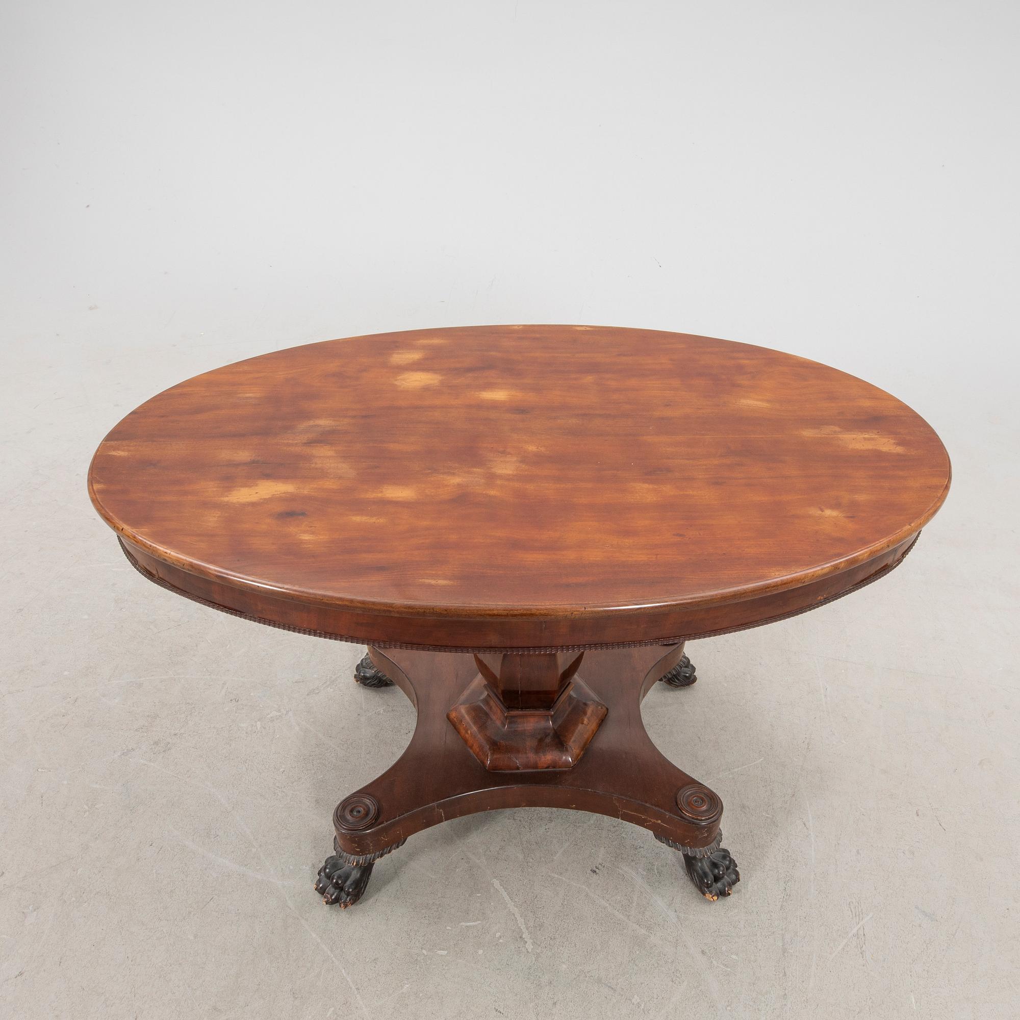 A mid 1800s late Empire mahogany table. - Bukowskis