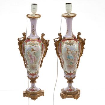 BORDSLAMPOR / URNOR ett par, Mellaneuropa, ca 1900.