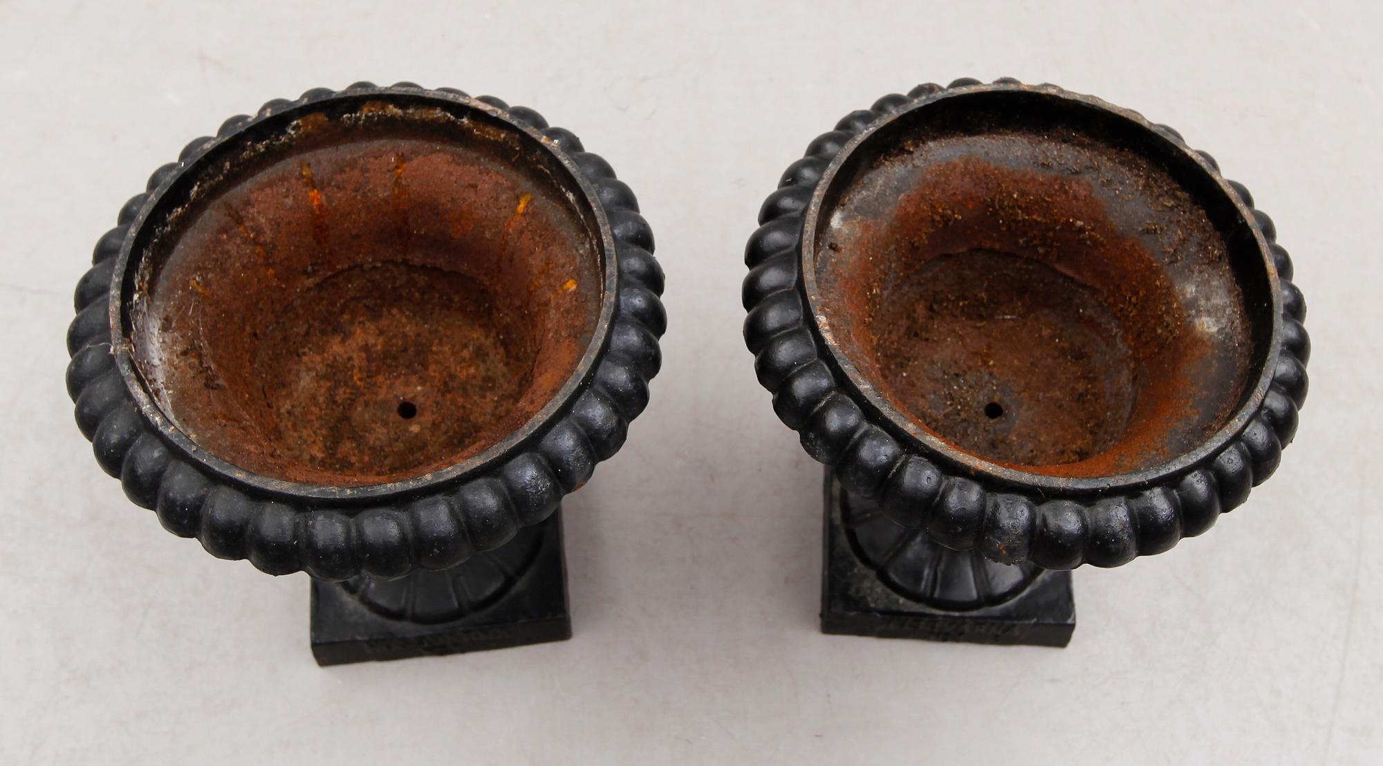 TRÄDGÅRDSURNOR, 1 par, No 1, Husqvarna, omkring år 1900.