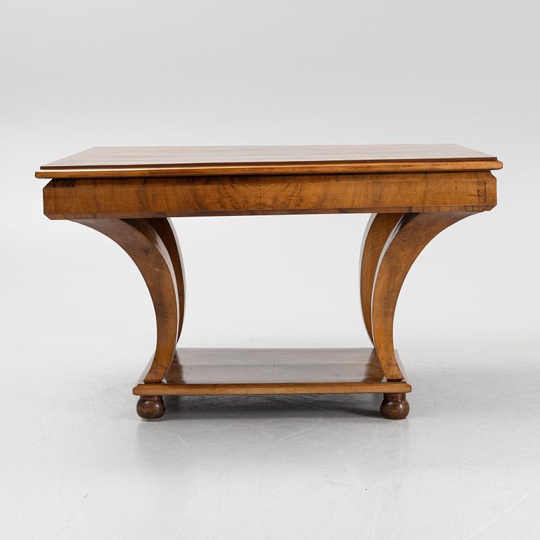 A walnut veneered dining table, 19th Century.